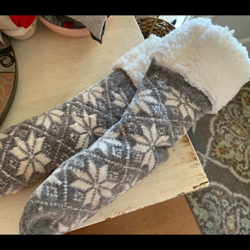 ($6 OR🍀FREE BUNDLE!😃)-Like New Cute ❄️Snowflake white gray slipper socks